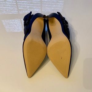 quavissa pointy toe bow pumps
